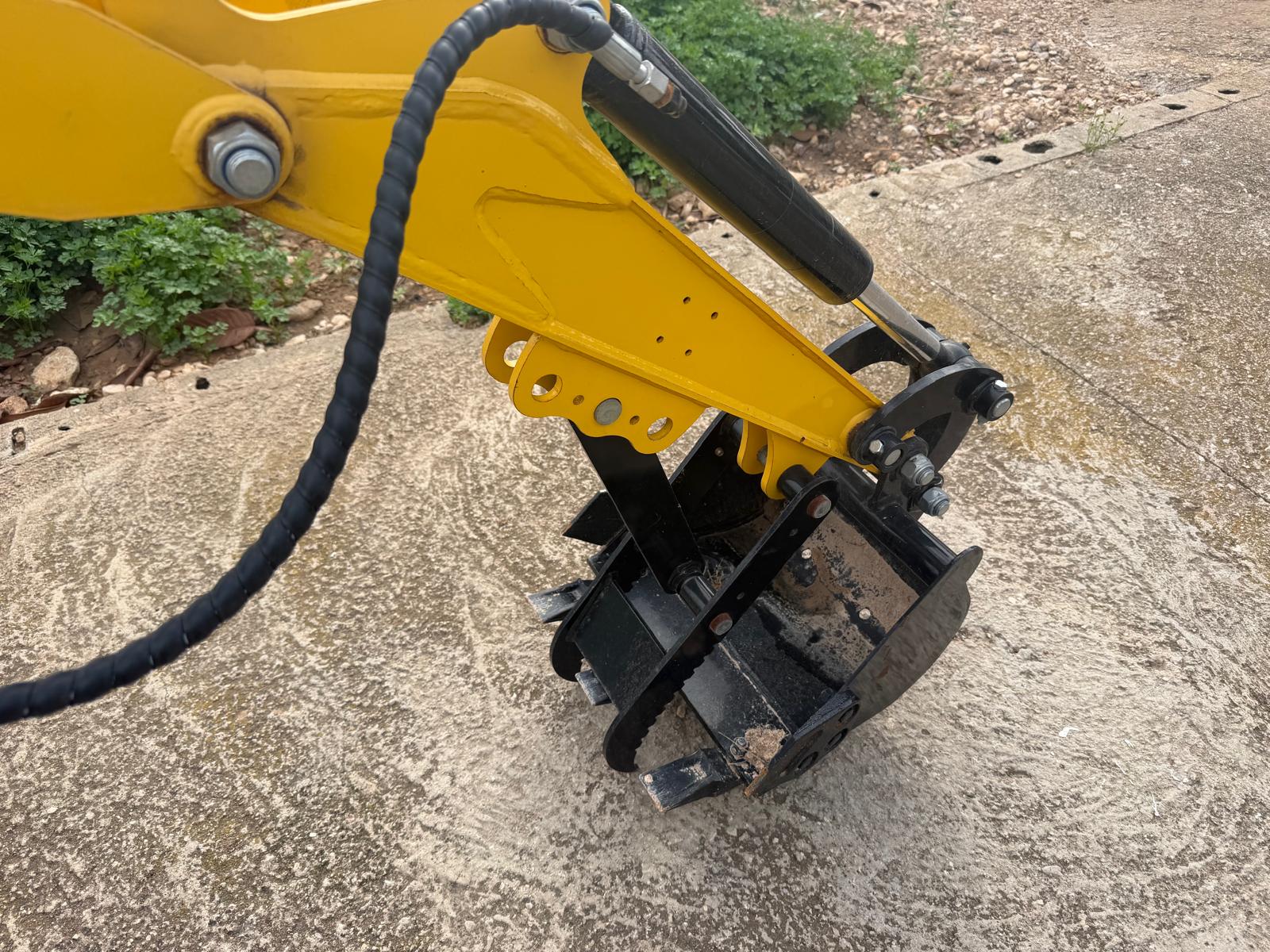 MINI EXCAVADORA miniatura 2