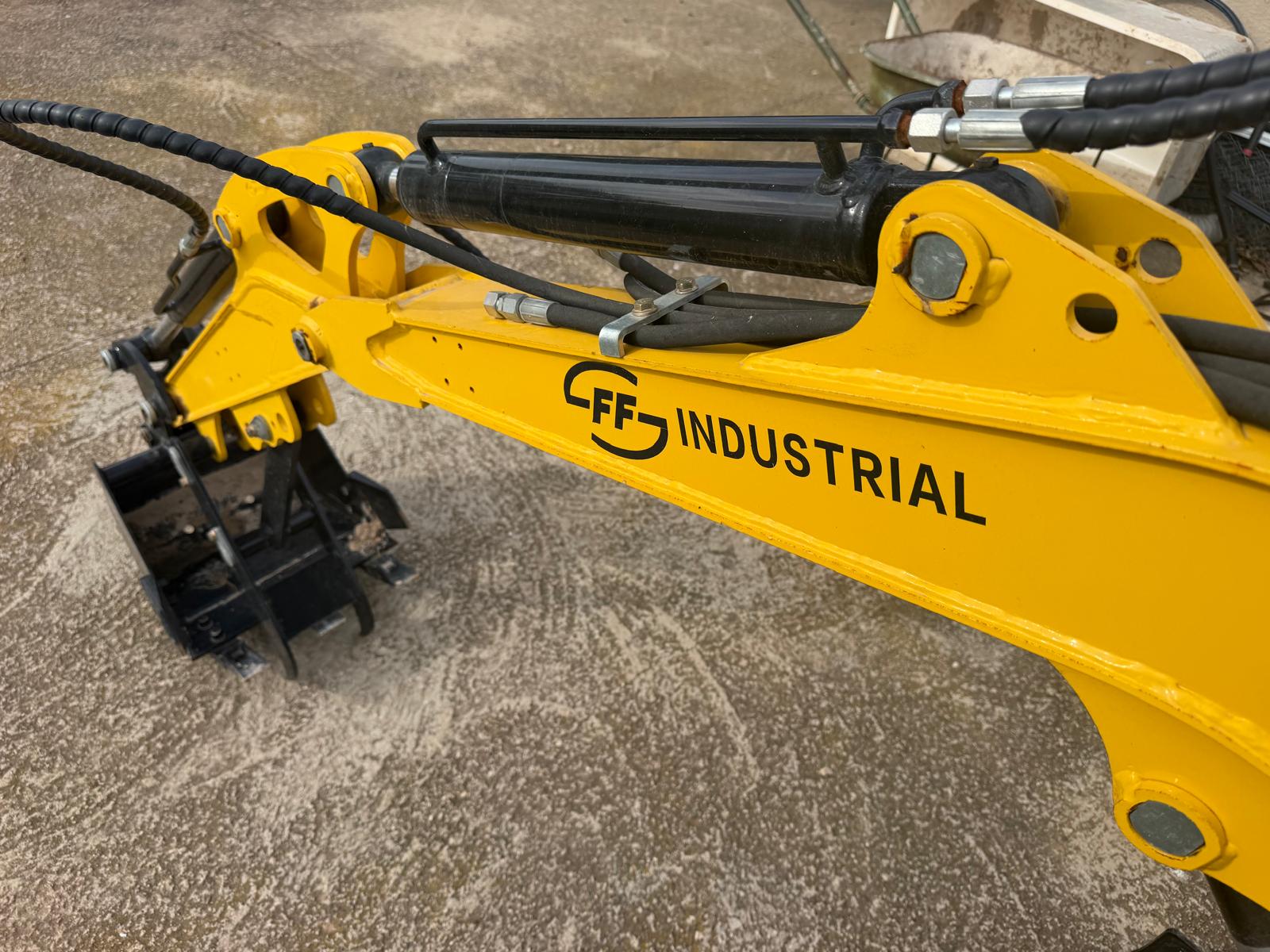 MINI EXCAVADORA miniatura 4
