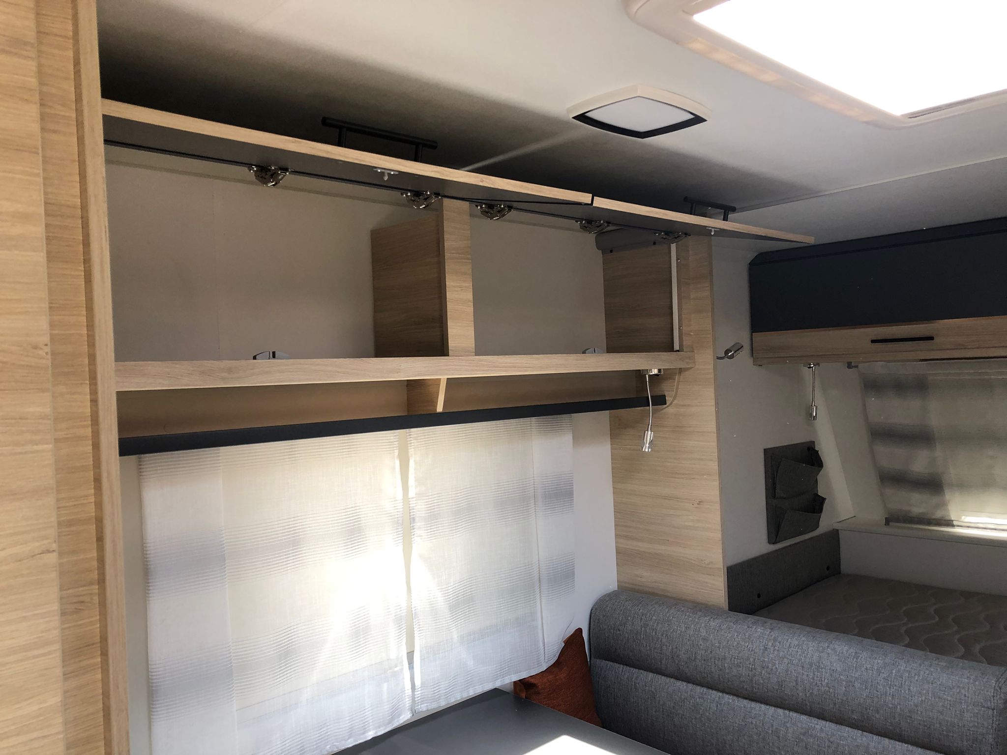 Caravana familiar moderna de 2022 con aire acondicionado y literas miniatura 8