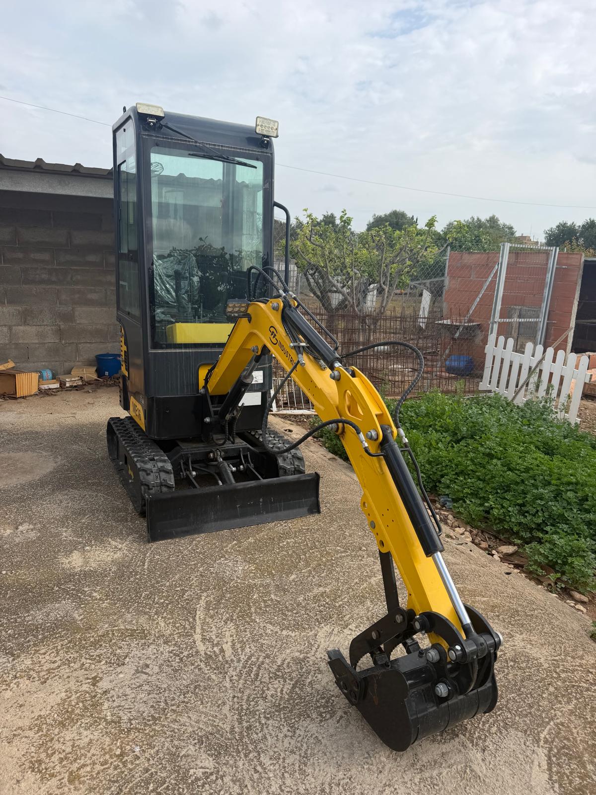 MINI EXCAVADORA