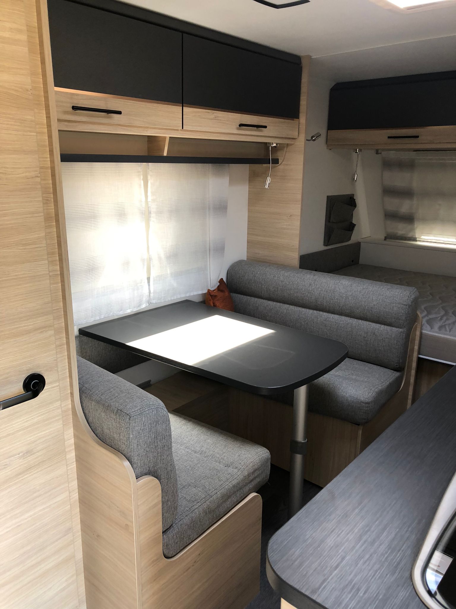 Caravana familiar moderna de 2022 con aire acondicionado y literas miniatura 4